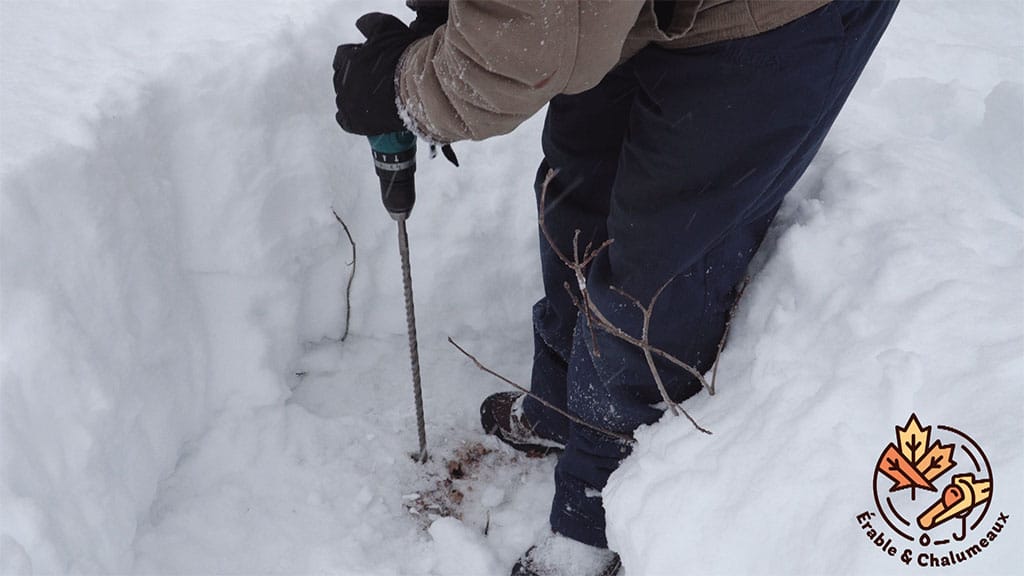 homme mesure le hauteur de la neige